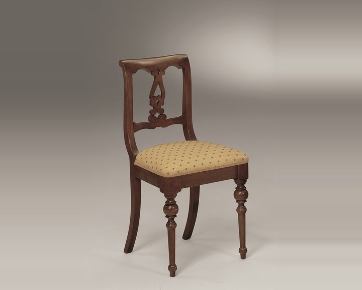 Sedia con schienale a volute in arte povera, finitura noce, con il fondino tappezzato