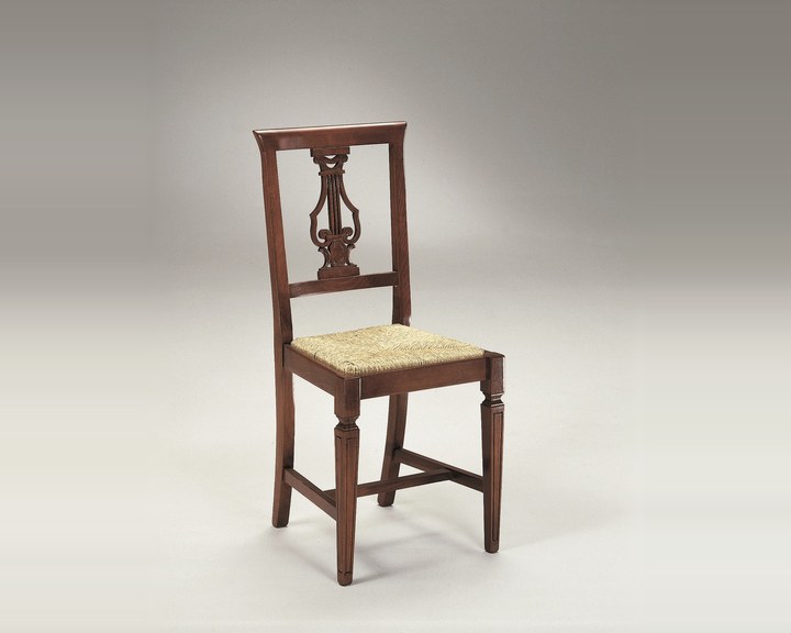 Sedia a lira con gambe tornite in arte povera, finitura noce, con il fondino in paglia