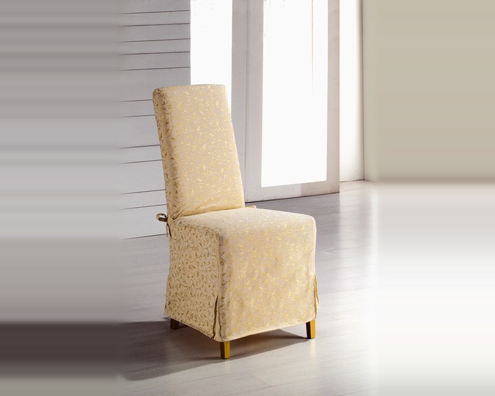 Sedia vestita in arte povera, poltroncina con la fodera in tessuto chiaro fino a terra
