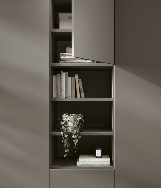 Libreria a giorno per bagno con boiserie a doghe