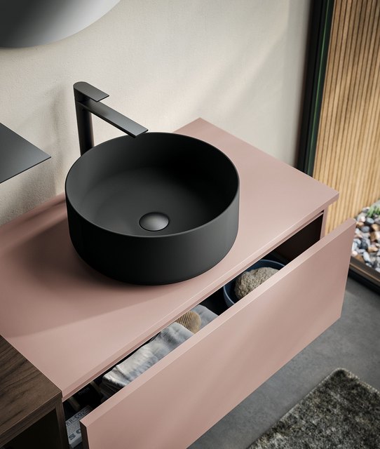 Lavabo tondo nero d'appoggio su base rosa cipria