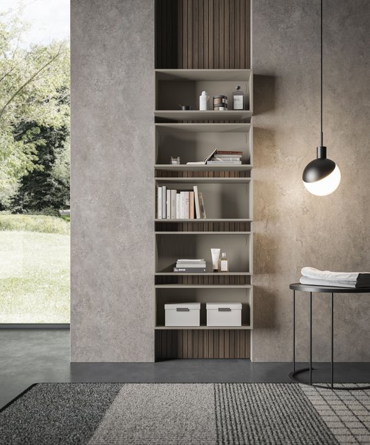 Scaffalatura a giorno per bagno con boiserie e lampada
