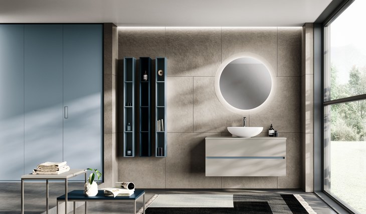 Bagno con pensile verticale azzurro e specchio tondo