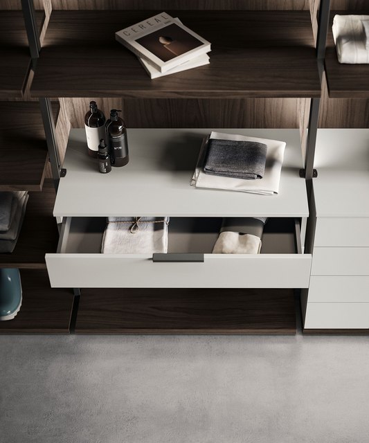 Cassettiera con piano di appoggio sotto la libreria