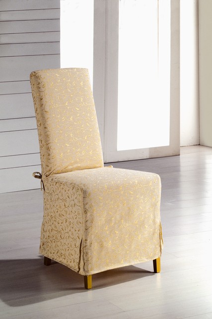 Sedia vestita in arte povera, poltroncina con la fodera in tessuto chiaro fino a terra