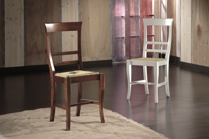 Sedia con traverse dritte in arte povera, in noce e laccata bianca, con il fondo in paglia