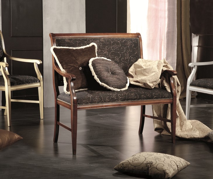 Divanetto con schienale alto in arte povera, finitura noce, tappezzato, con i cuscini