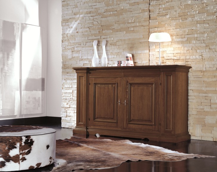 Credenza con lesene in arte povera, finitura noce, con 2 ante bugnate