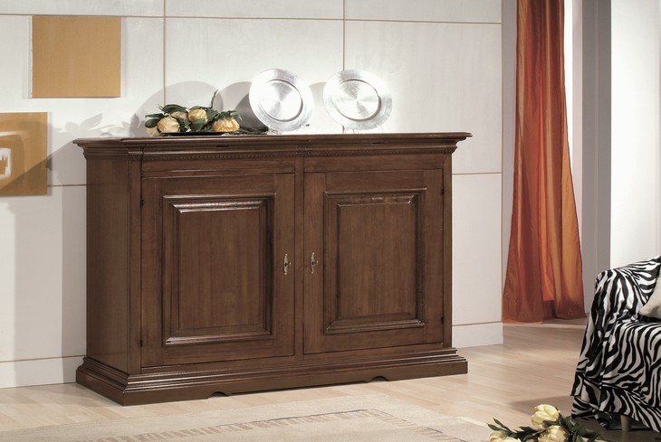 Credenza con fregio a perline in arte povera, finitura noce, con 2 ante bugnate