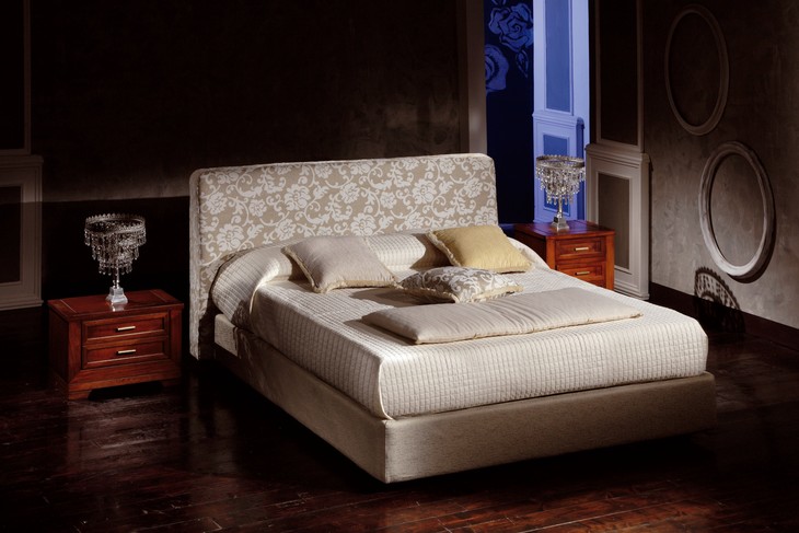 Letto imbottito in arte povera con rivestimento damascato beige e comodini in noce