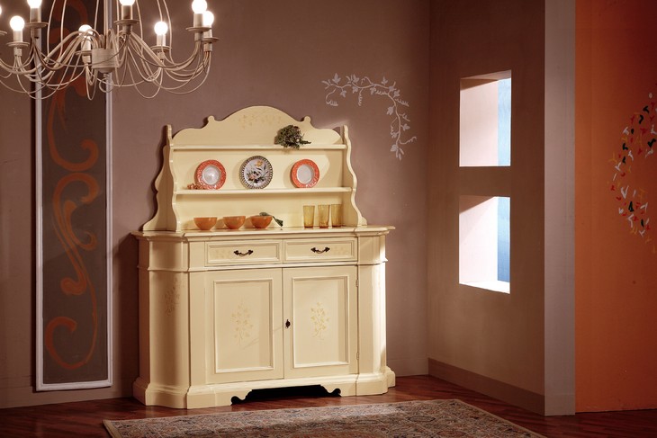 Credenza con decoro edera in arte povera, laccata avorio, con la piattaia sagomata e i piatti