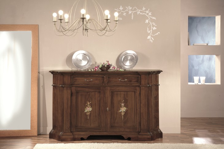Credenza con fiori dipinti in arte povera, in noce, con un mazzo di fiori su ogni anta