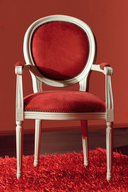 Poltrona a medaglione in arte povera, laccata bianca, schienale ovale e seduta in velluto rosso