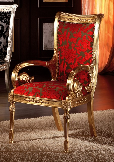 Poltrona in foglia oro in arte povera, con i braccioli a voluta e il damascato rosso