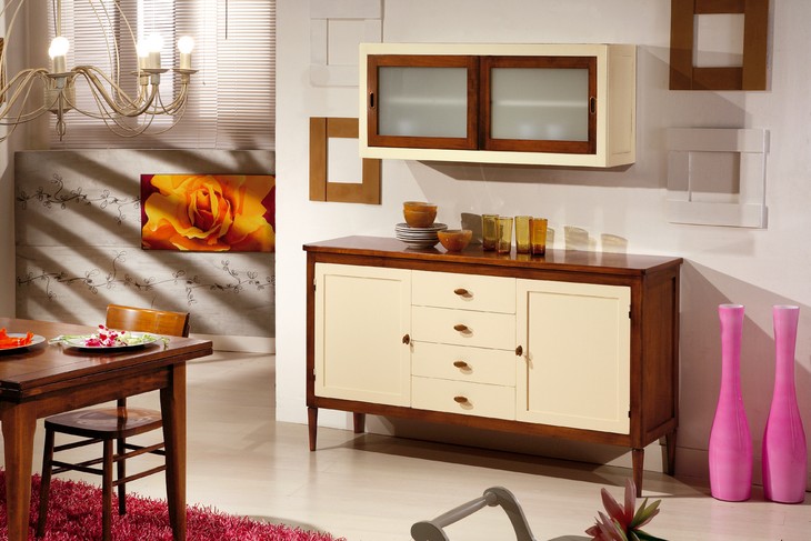 Credenza classica in legno bicolore, noce e avorio, con sopra il pensile della stessa linea