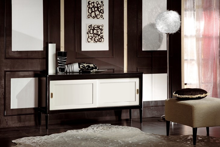 Credenza classica in legno con ante scorrevoli, laccata nero con le ante bianche