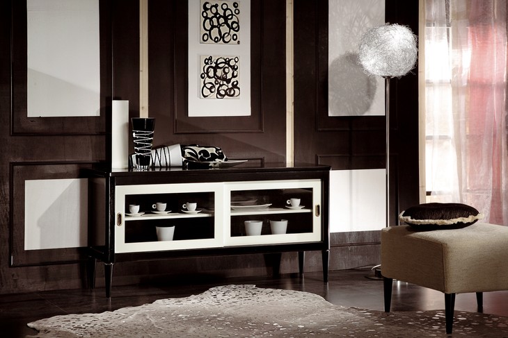 Credenza classica in legno con ante a vetri scorrevoli, laccata nero e bianco, coi piatti dentro