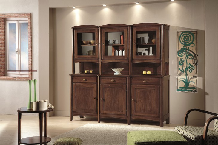 Credenza classica in legno a corpo avanzato con alzata, in noce, con le ante a vetri