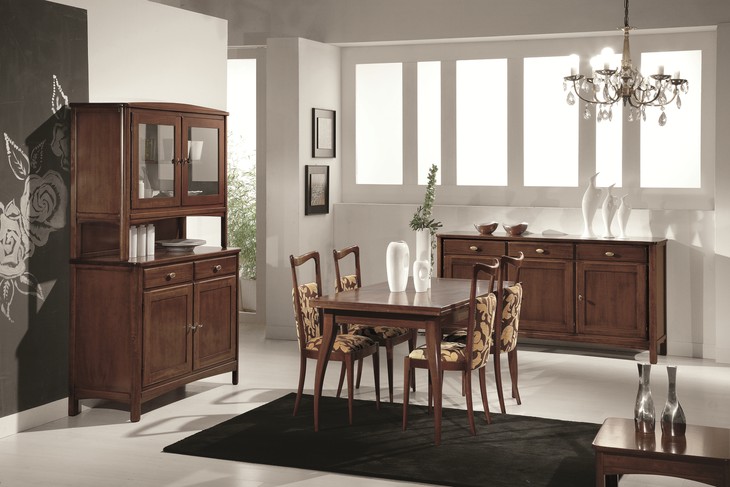 Credenza classica in legno con alzata e base sagomata, in noce, in una sala da pranzo