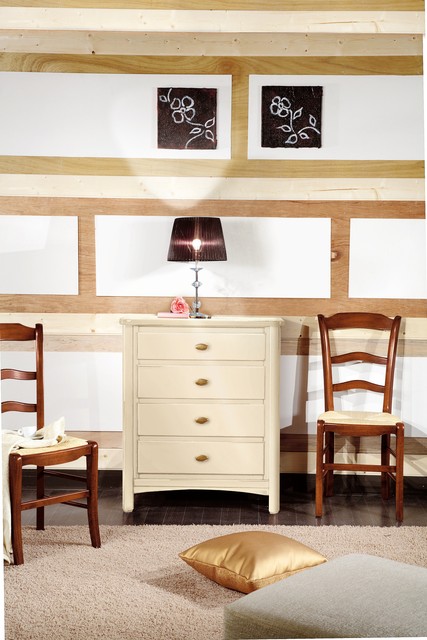 Cassettiera classica in legno laccata avorio, con 4 cassetti, fra due sedie impagliate