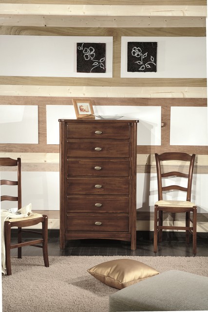 Cassettiera classica in legno 6 cassetti, in noce, fra due sedie impagliate