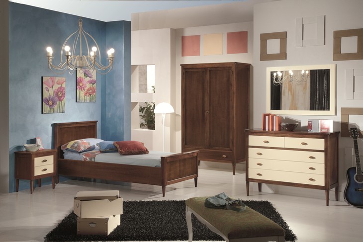 Letto singolo classico in legno, in noce, in una camera con armadio, comò bicolore e panchetta