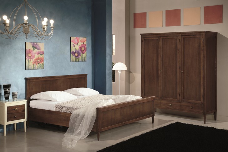 Letto matrimoniale classico in legno, in noce, con l'armadio a 3 ante e un comodino bicolore