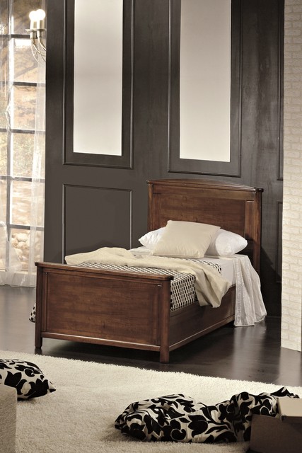 Letto singolo classico in legno con pediera alta, in noce, con la testiera ad arco