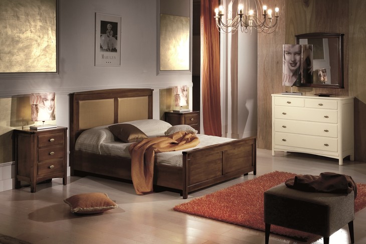 Letto matrimoniale classico in legno con pediera alta, in noce, con due comodini e un comò avorio