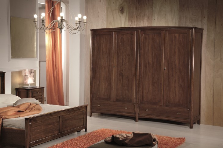 Armadio classico in legno 4 ante, in noce, con 2 cassetti, accanto al letto matrimoniale