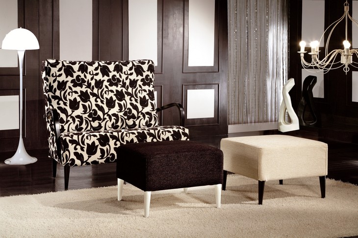 Divanetto classico in legno con schienale alto, in tessuto a fiori bianco e nero, con due pouf