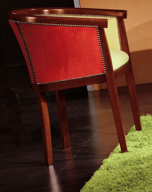 Poltrona classica in legno con borchie, rivestita in rosso fuori e in tessuto chiaro dentro