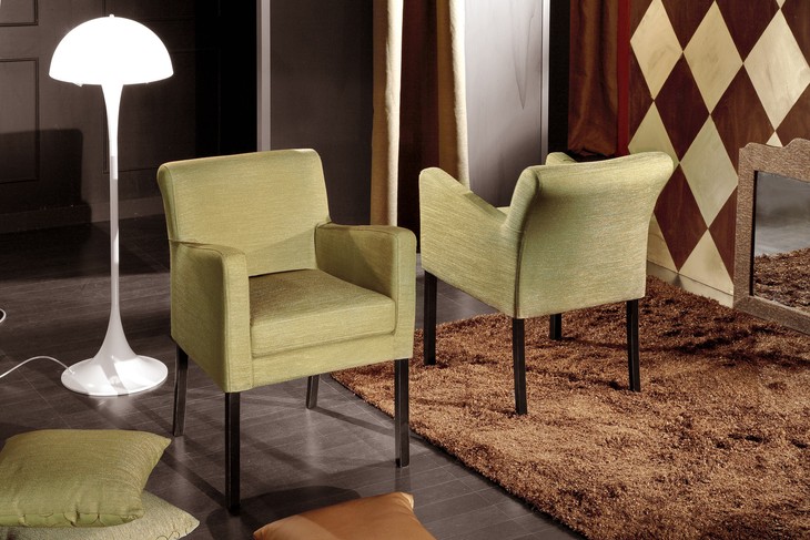 Poltrona classica in legno imbottita, rivestita in tessuto verde, con le gambe scure