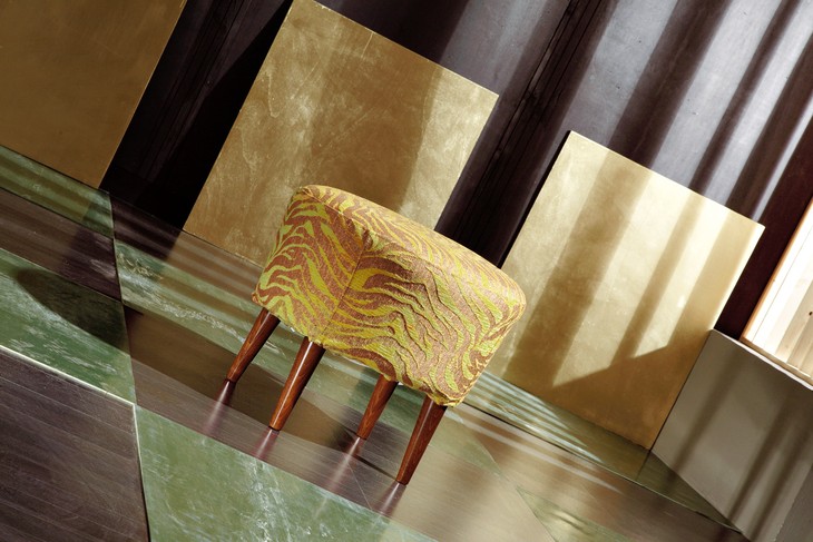 Pouf classico in legno rotondo, in tessuto ocra a righe, con le gambe affusolate