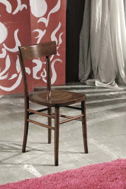 Sedia classica in legno con seduta in legno, in noce, con lo schienale curvo e i pioli