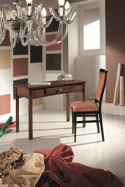 Scrittoio classico in legno con cassetto, in noce, con una sedia imbottita arancio
