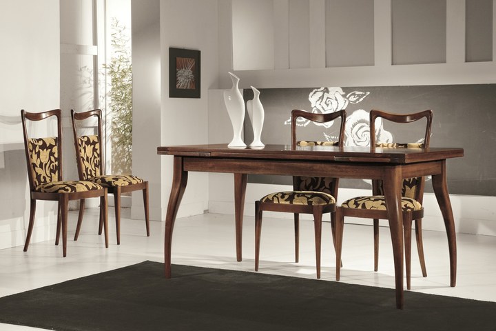 Tavoli e sedie classici in legno