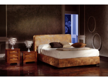Letto con rivestimento color oro e i due comodini in noce a 3 e a 2 cassetti