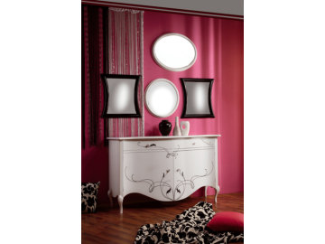 La stessa credenza laccata bianca con il decoro nero, sotto quattro specchiere ovali, rotonde e sagomate